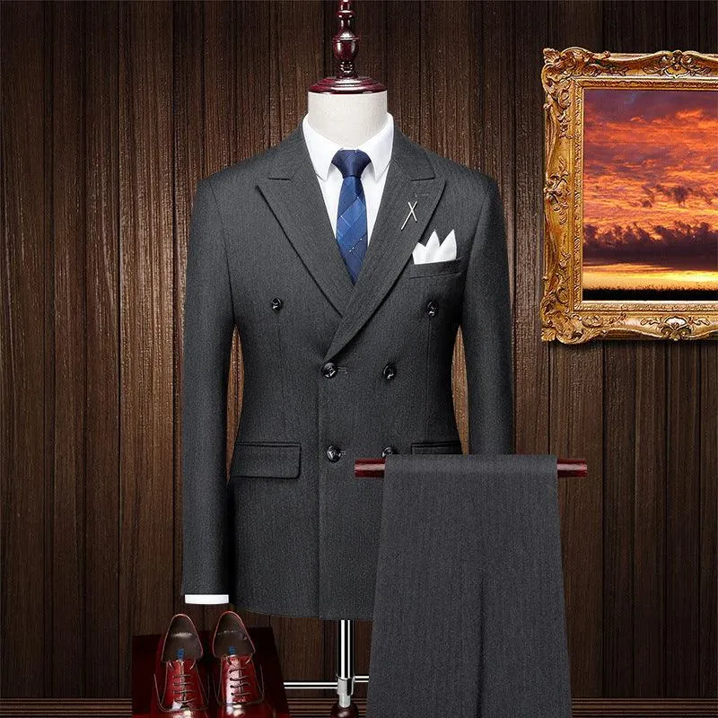 Classic version of the slimming men's suit